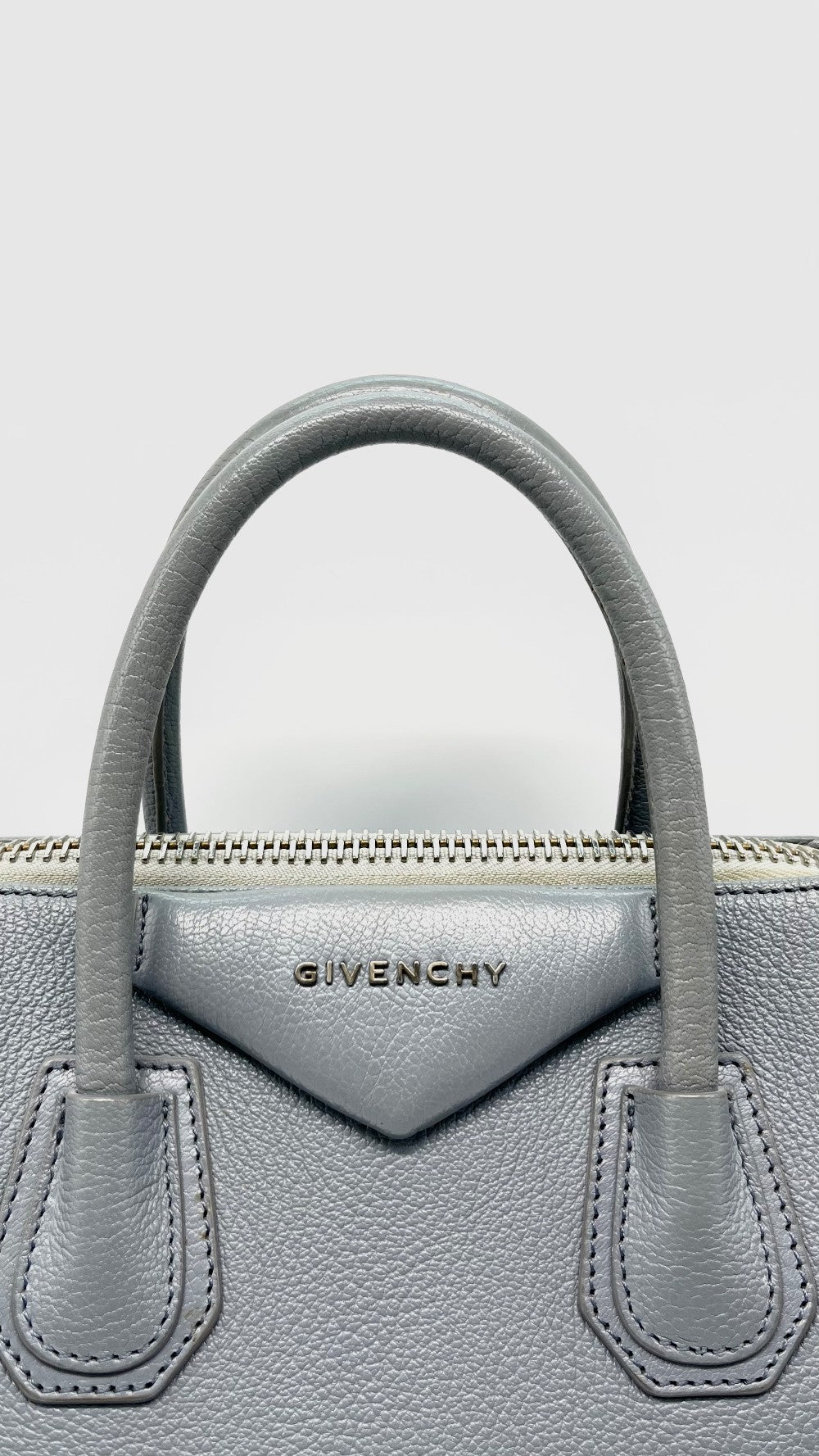 Preowned. Givenchy Antigona Medium Gray SHW. MPB0195|15437