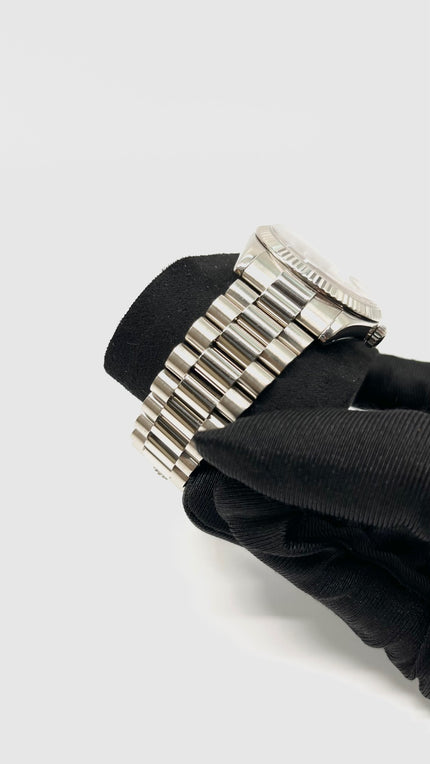 Preowned. Rolex Daydate 36 MM MOP Tahistian w/ dias Full White Gold President 2005 23 Links.|11480