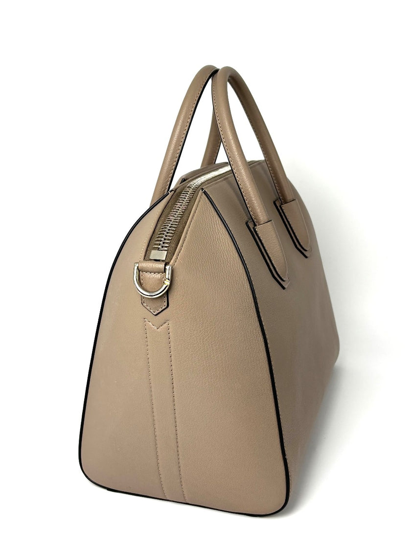 Preowned. Givenchy Antigona Medium Nude. MPB1116|9533
