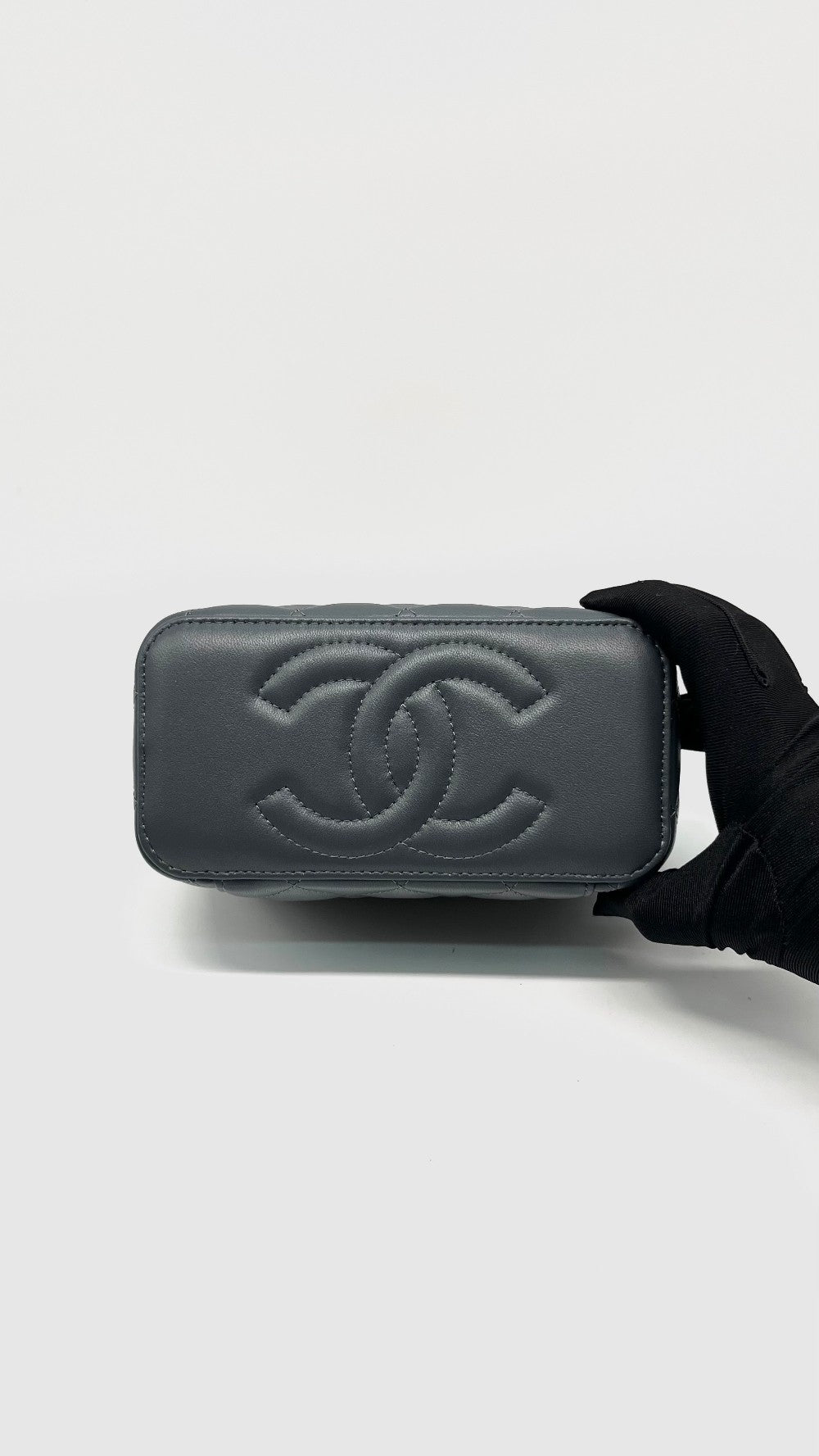 Brand New. Chanel Small Pearl Crush Vanity Case Gray Lambskin GHW. C2P0G450|15125