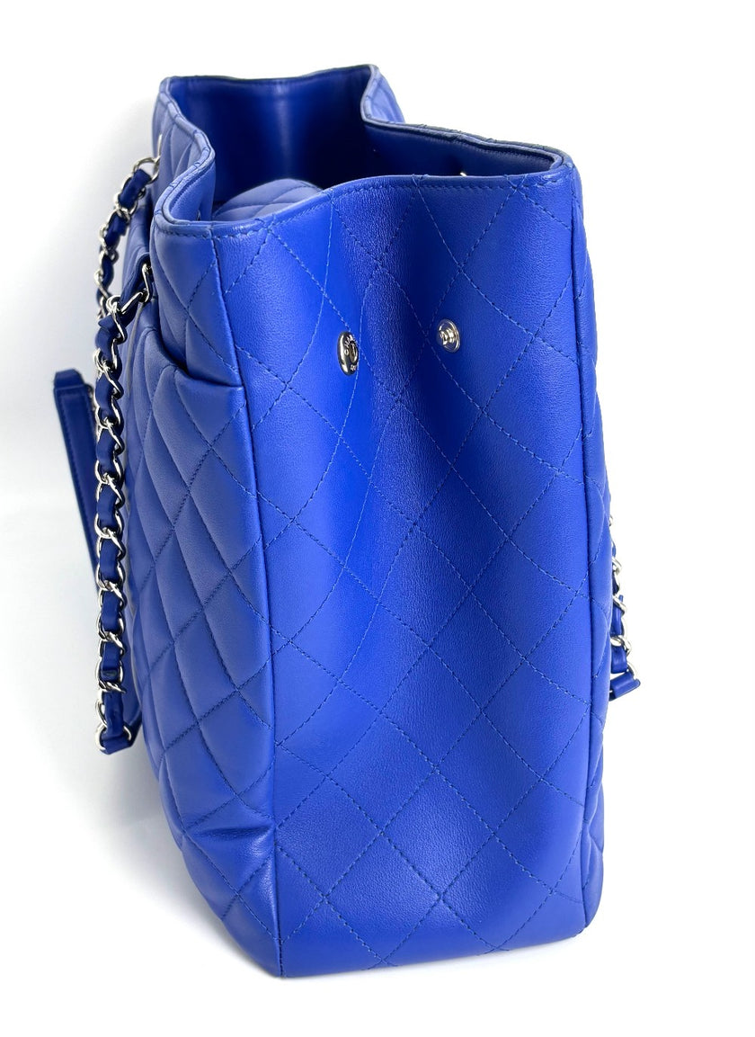 Like New. Chanel Chain Tote Blue. 26794733|4123