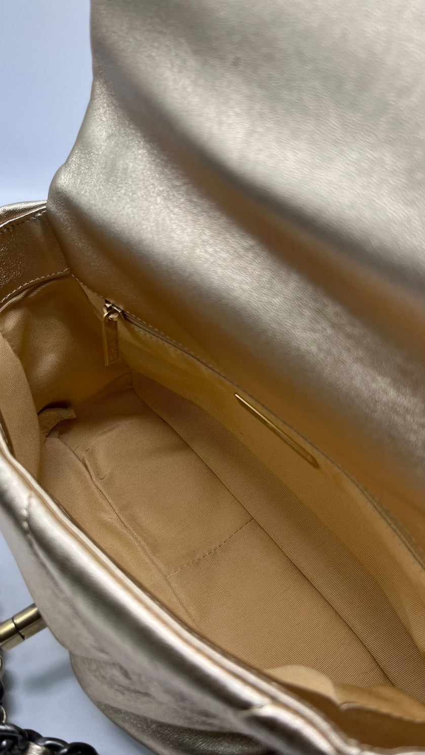 Preowned. Chanel 19 Flap Medium Gold Metallic Goatskin. 31166659|9887