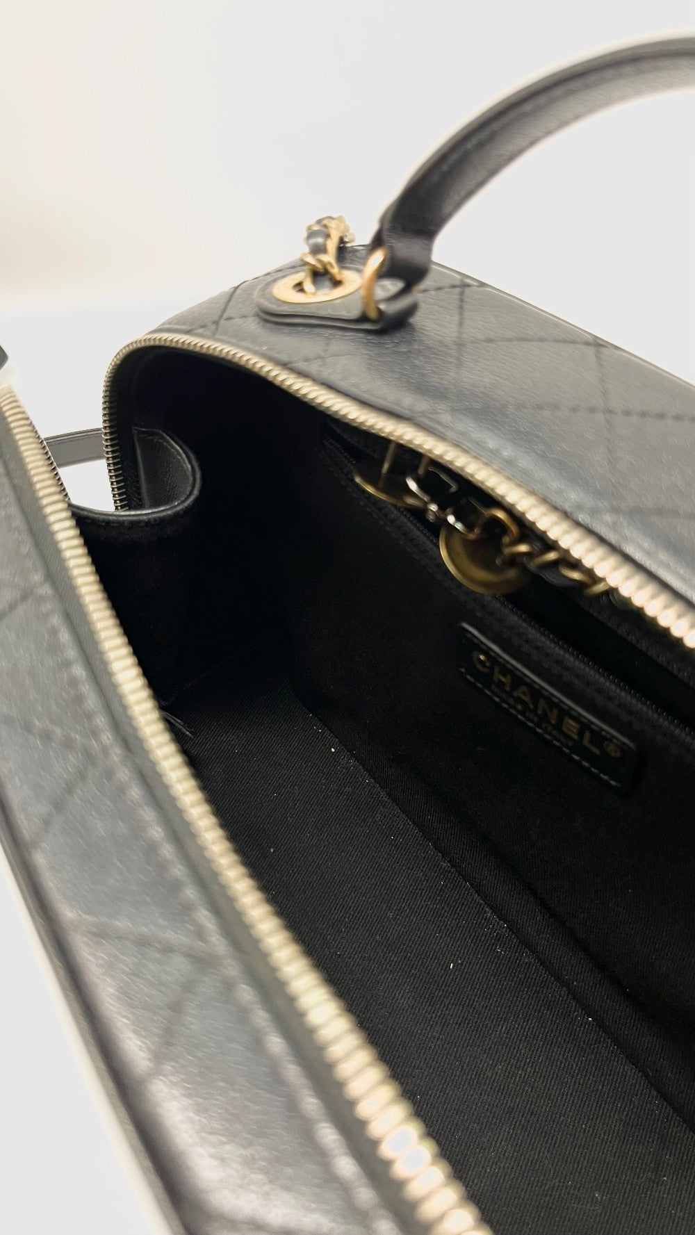 Preowned. Chanel Coco Curve Small Vanity Black In Goatskin And Quilted Calskin. 24574765|11403