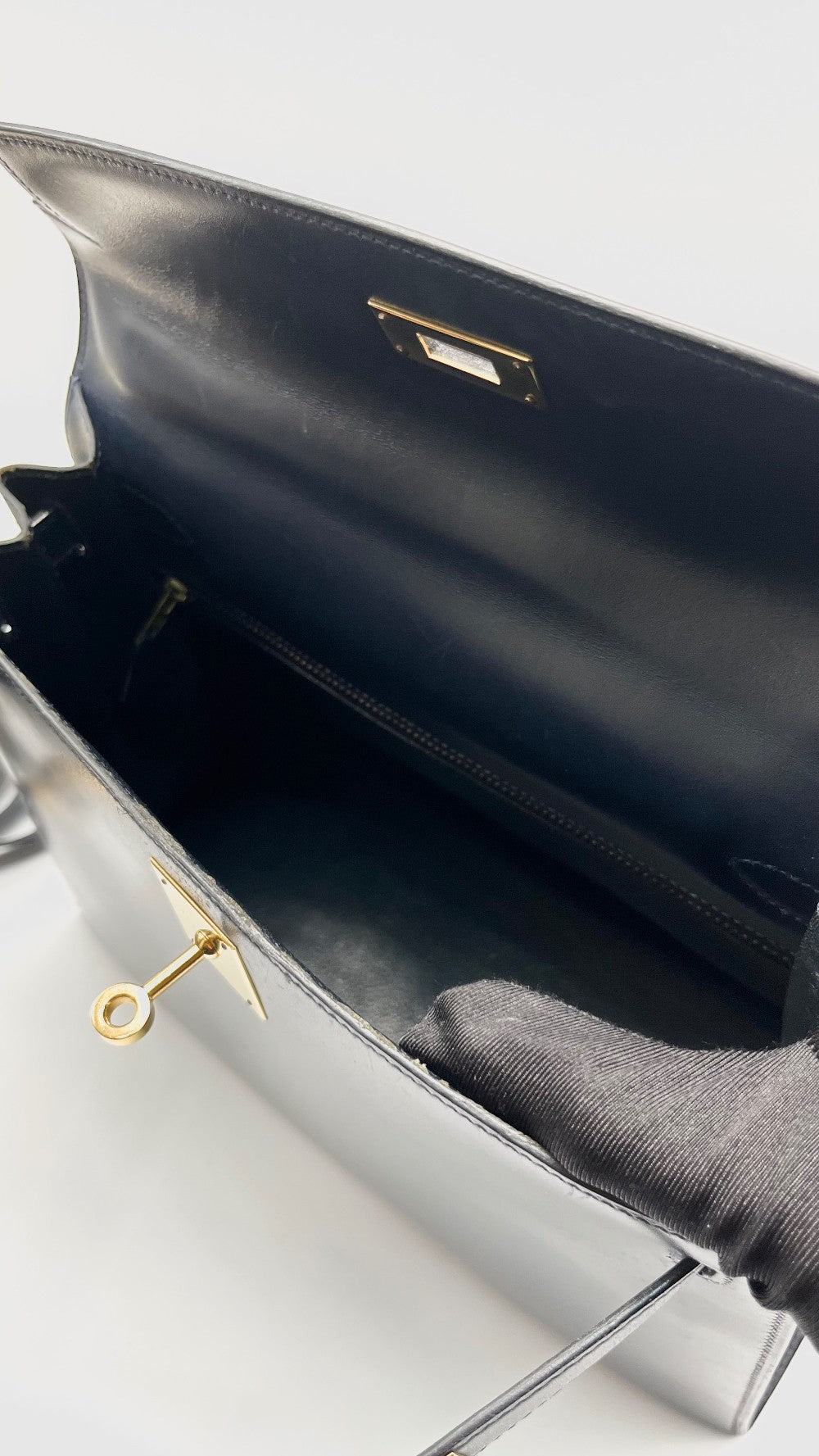 Preowned. Hermes Kelly 28 Black Boxcalf GHW. Circle W9.|11446
