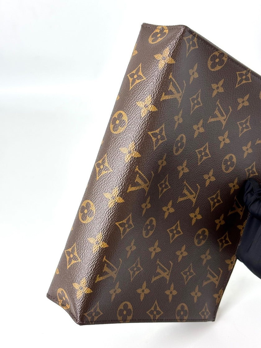 Preowned. LV Voyage Clutch Mono. SA0126|6080