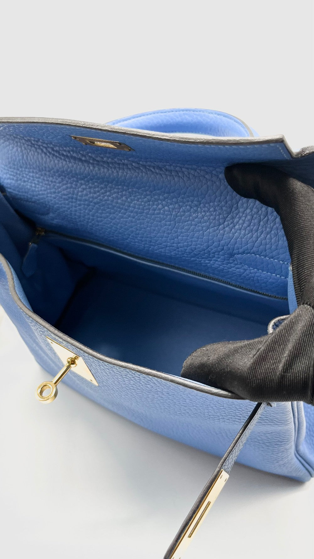 Preowned. Hermes Kelly 28 Blue Paradis Clemence GHW. RMI30|13575
