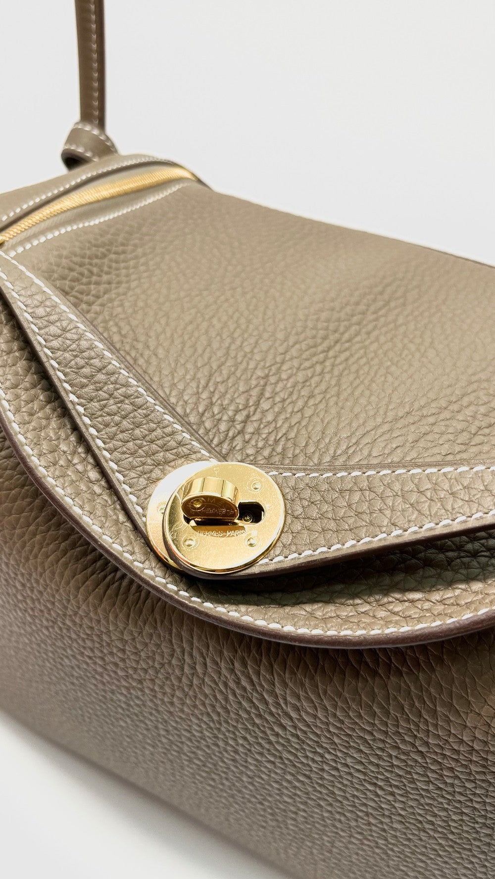 Like New. Hermes Lindy 26 Togo Etoupe GHW. UPY898CU|13321