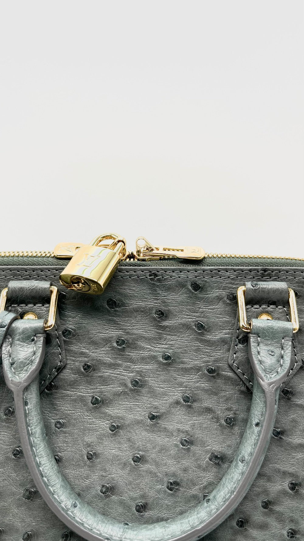 Preowned. LV Alma PM Autruche Ostrich GHW. MI5111|14752