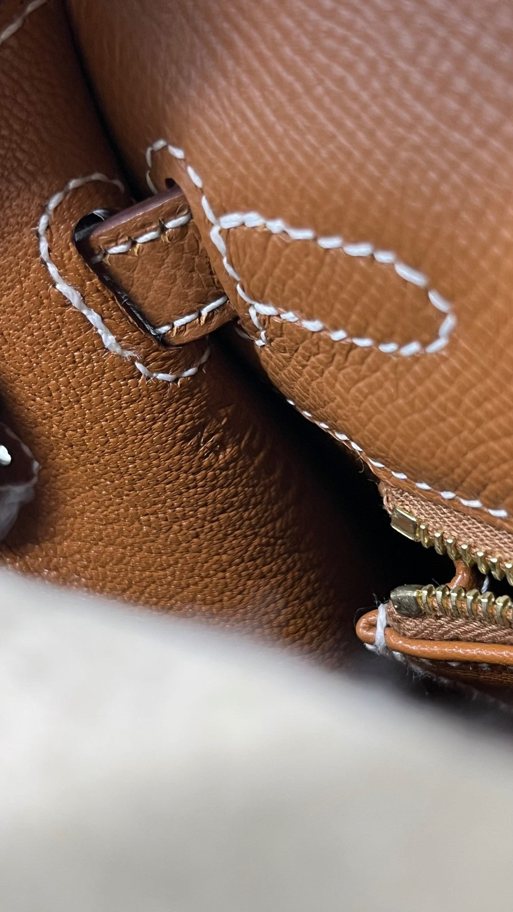 Unused. Hermes Kelly 25 Gold Epsom Sellier GHW. ZMU537NF|5778