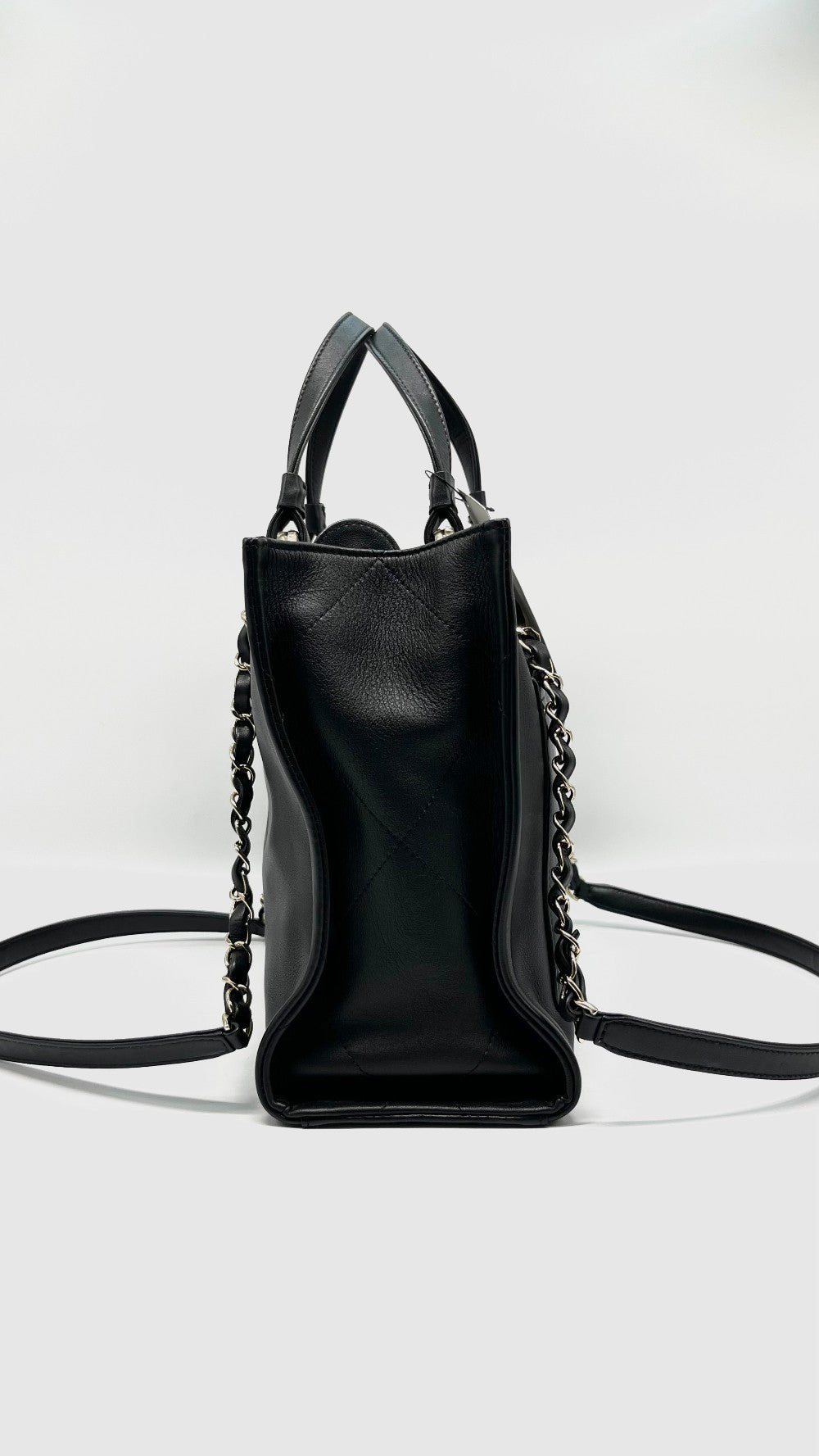 Preowned. Chanel CC Zipped Shopping Tote Calfskin Black GHW. PNJTPA01|10431
