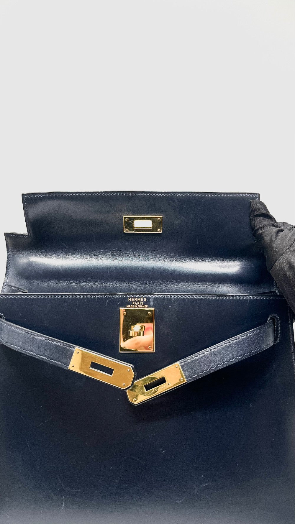 Preowned. Hermes Kelly 28 Black Boxcalf GHW. Circle W9.|11445