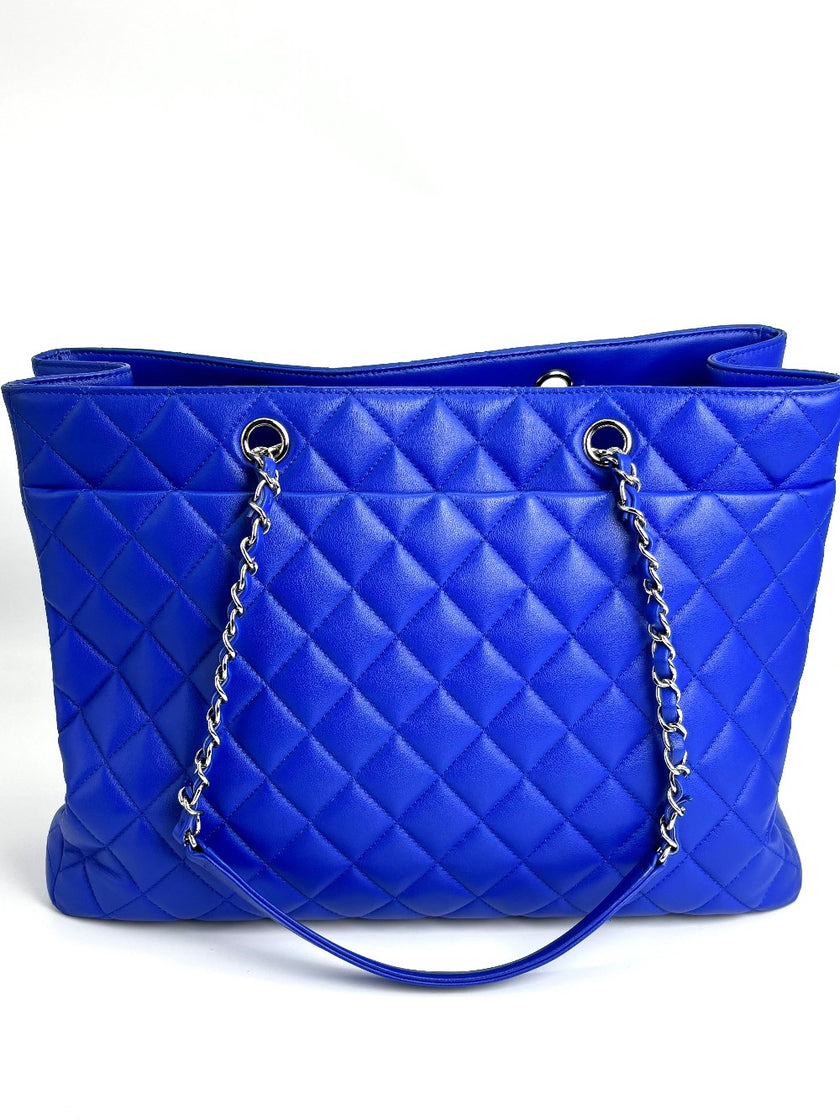Like New. Chanel Chain Tote Blue. 26794733|4122