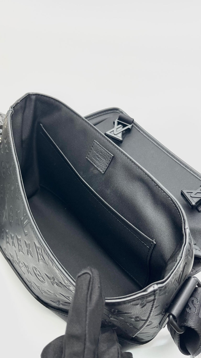 Unused. LV Messenger Voyager PM Monogram Eclipse Black. Microchip|15535