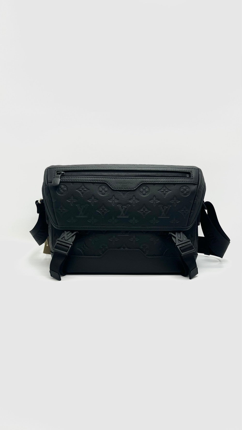 Unused. LV Messenger Voyager PM Monogram Eclipse Black. Microchip|15530
