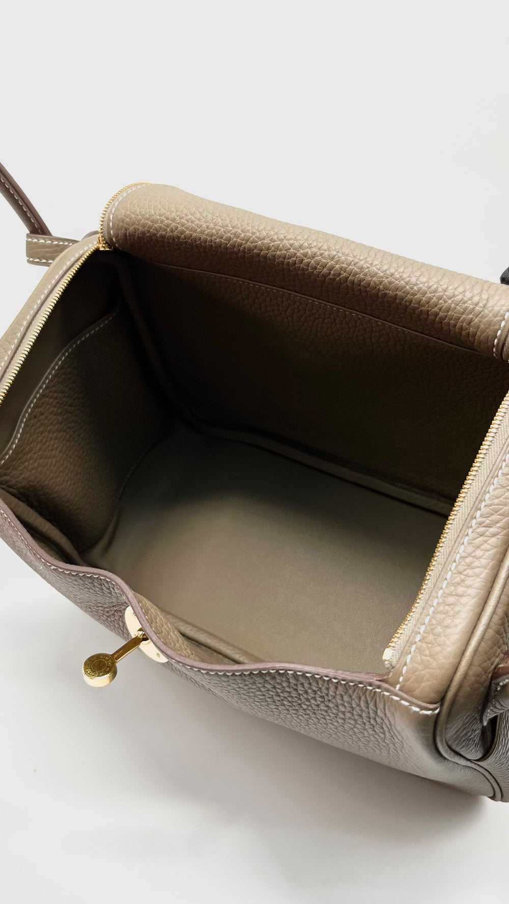 Like New. Hermes Lindy 26 Togo Etoupe GHW. UPY898CU|13326