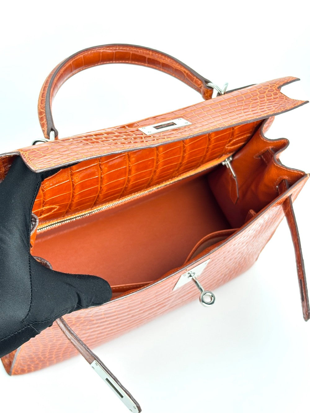 Preowned. Hermes Kelly 28 Alligator Orange. H02509|3436