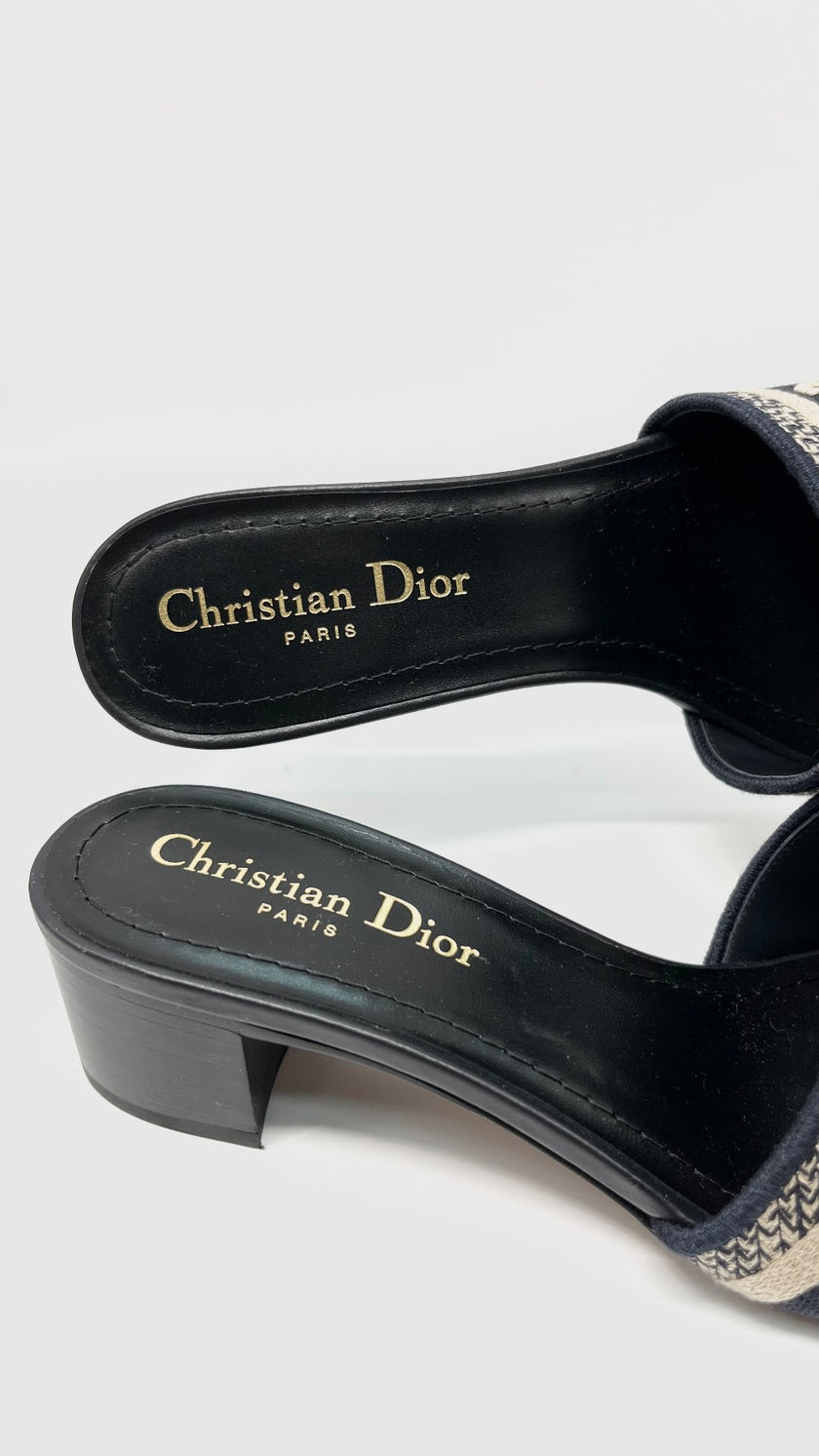 Unused. Dior Dway Sandal Deep Blue Embroidered.36.5|10533