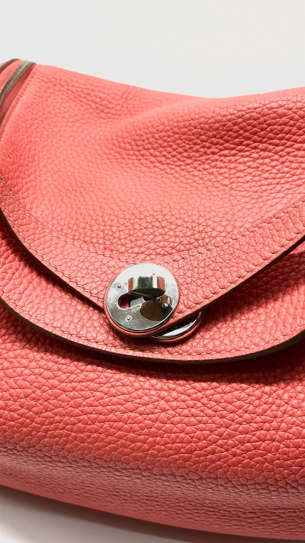 Preowned. Hermes Lindy 26 Rose Jaipur Togo PHW. XPY001BY|10486