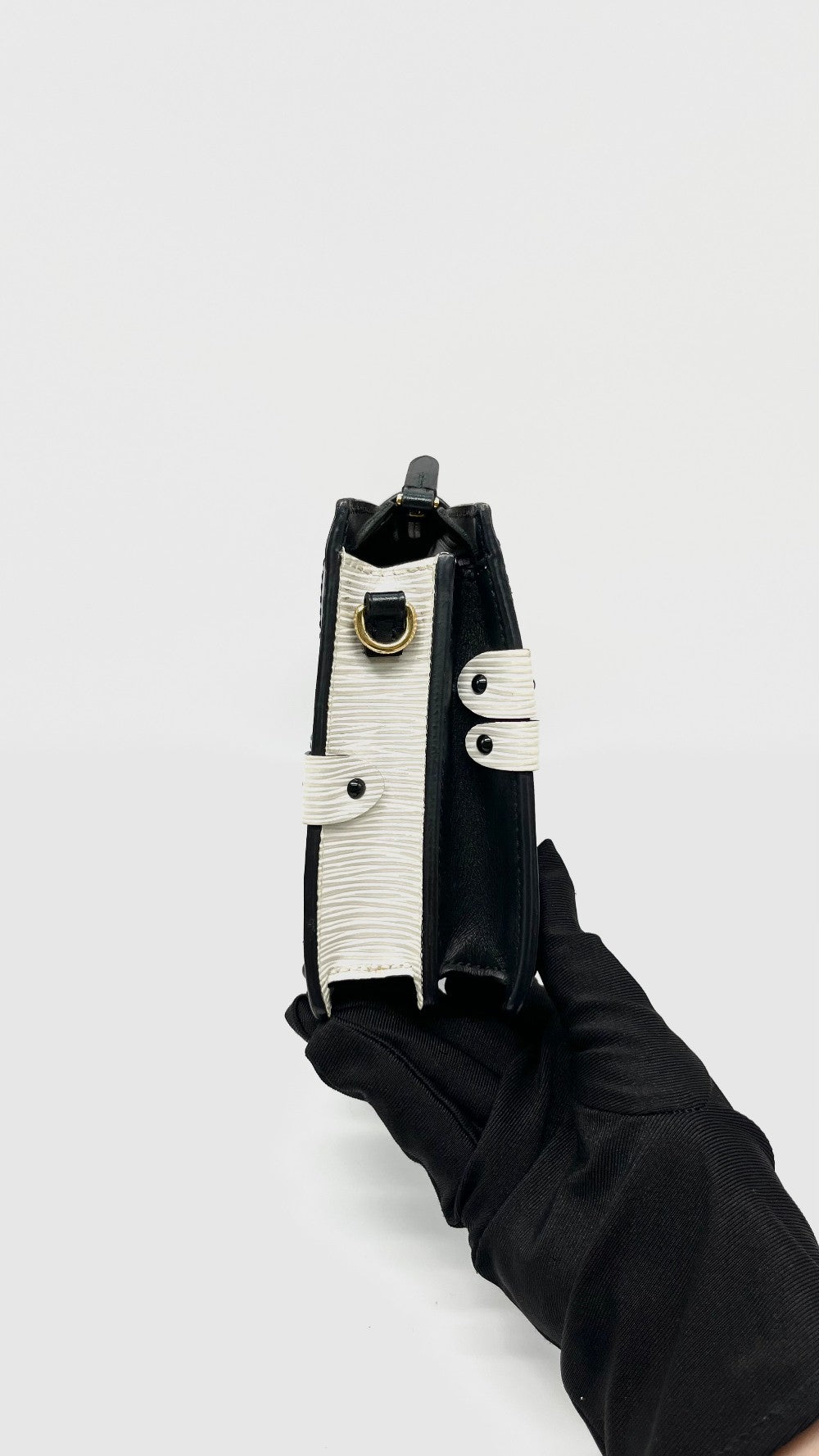 Preowned. LV Epi Trunk Clutch White/ Black GHW. MCHP|15089