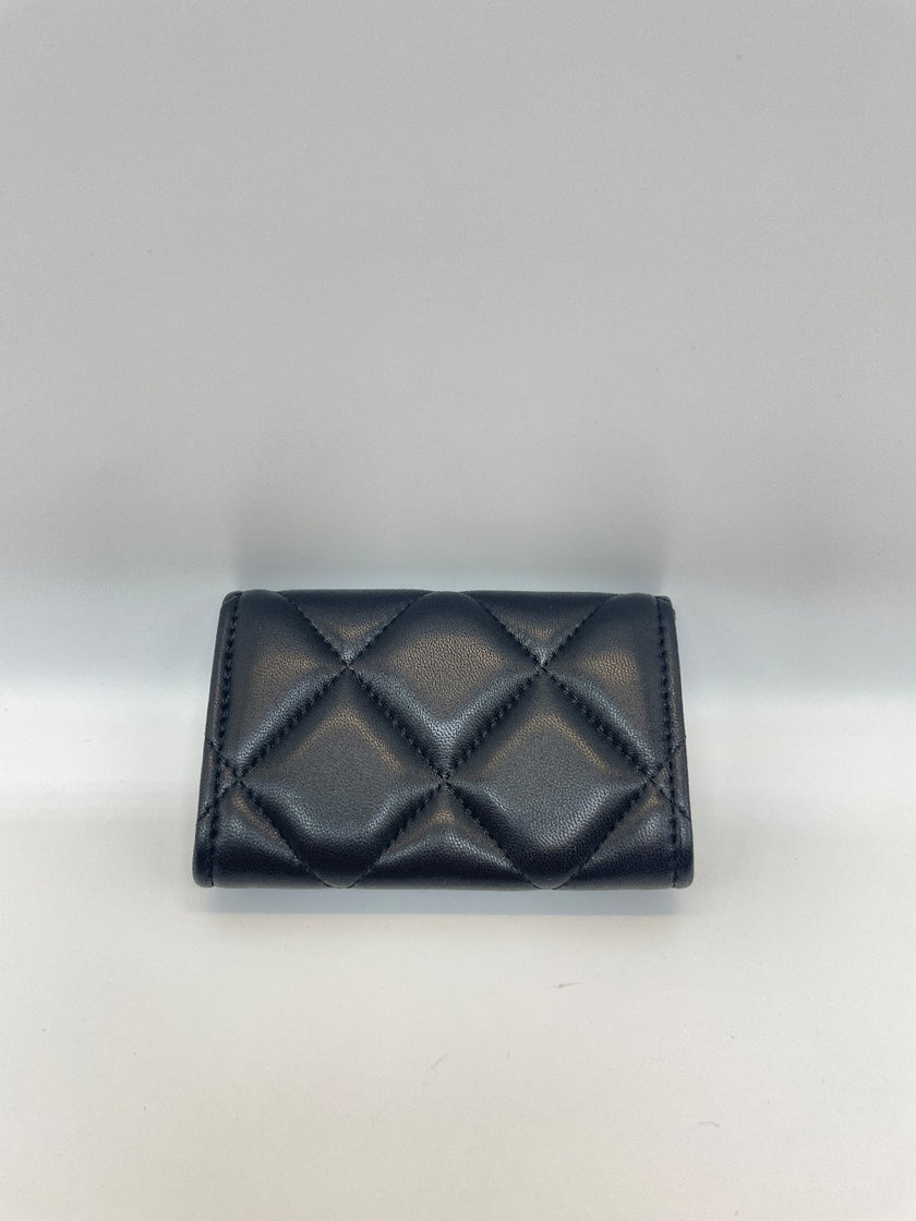Unused. Chanel 19 Card Holder Flap Black Lambskin GHW. KL8KXL91|10074