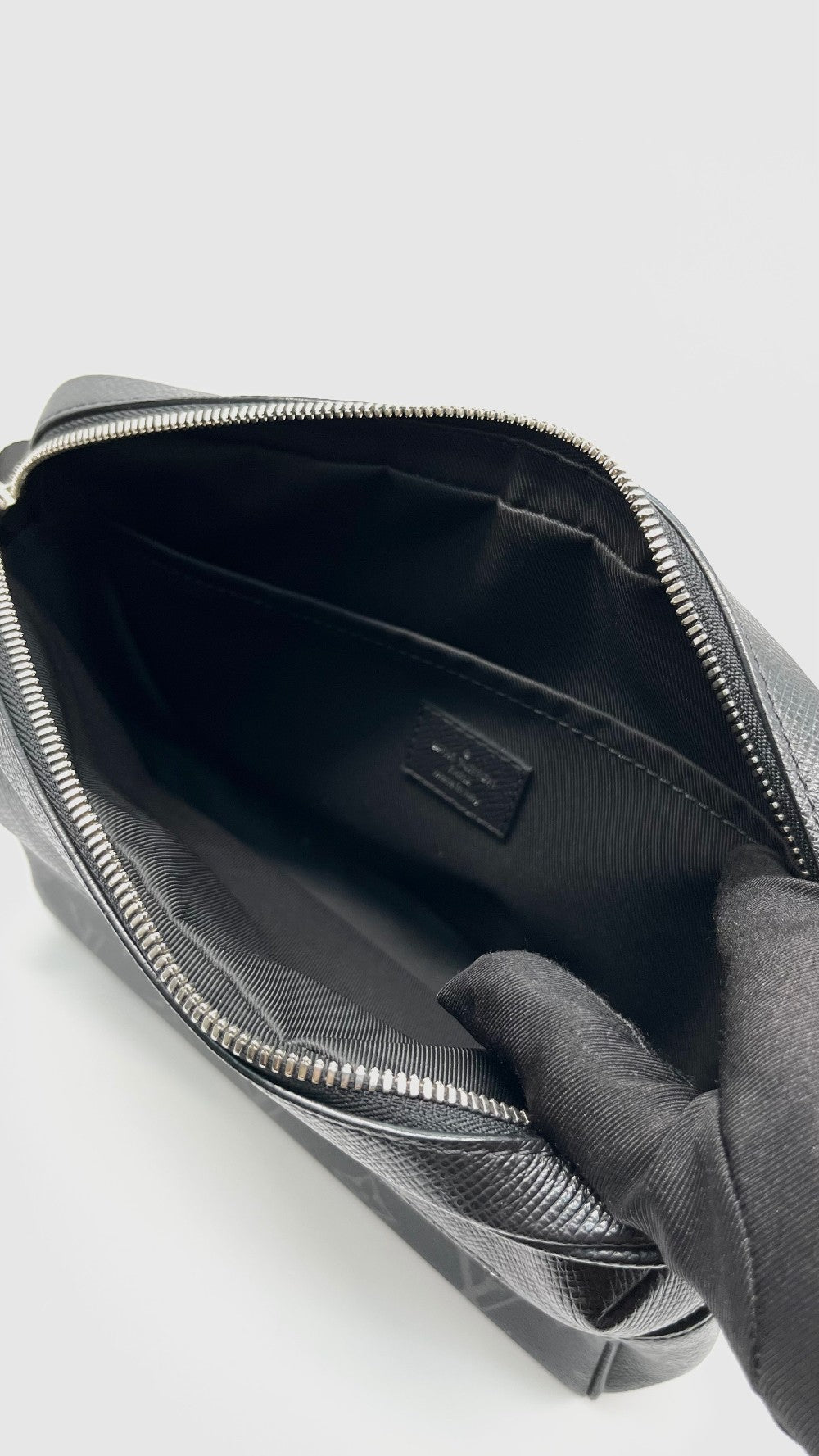 Preowned. LV Outdoor Messenger Eclipse. FO5129|14473