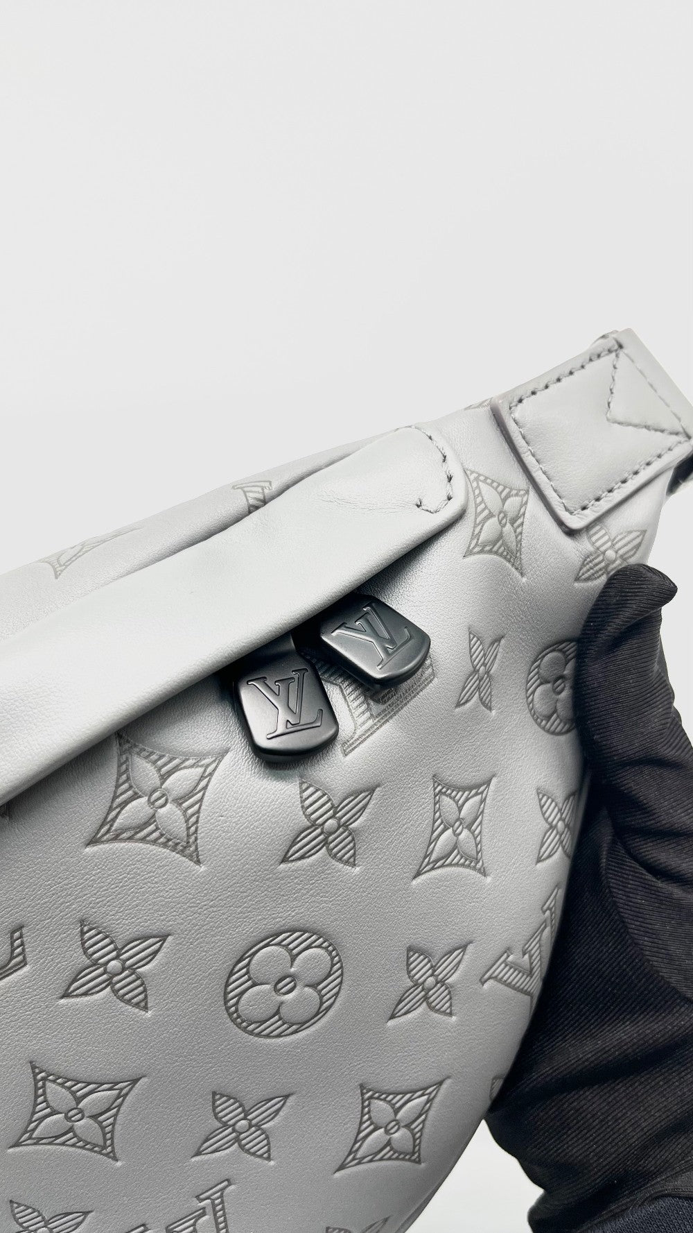 Like New. LV Discovery Bumbag Monogram Eclipse Gray. Microchip|13464