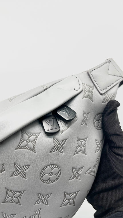 Like New. LV Discovery Bumbag Monogram Eclipse Gray. Microchip|13464