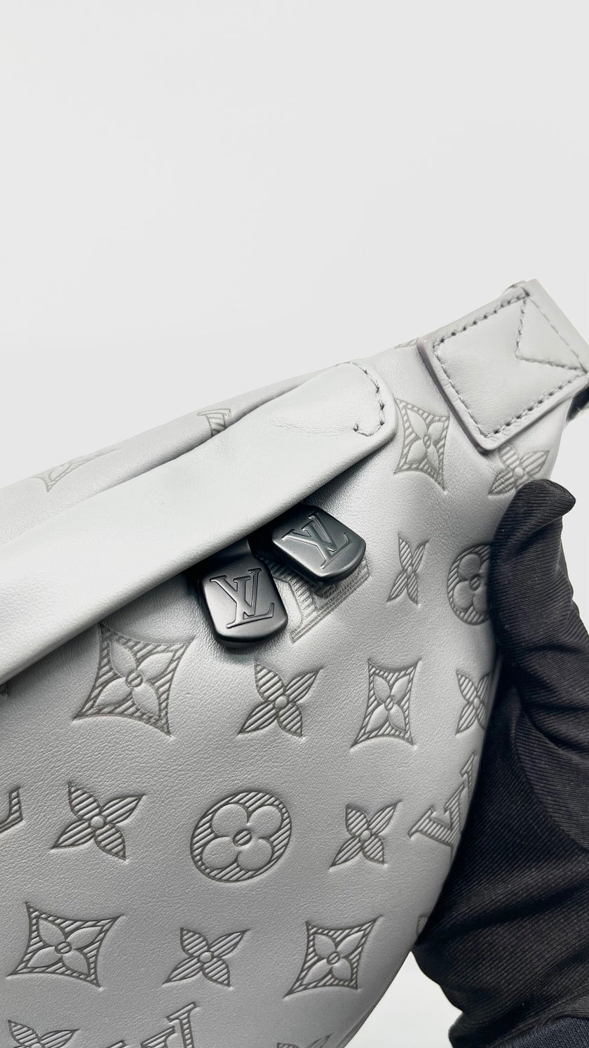 Like New. LV Discovery Bumbag Monogram Eclipse Gray. Microchip|13464