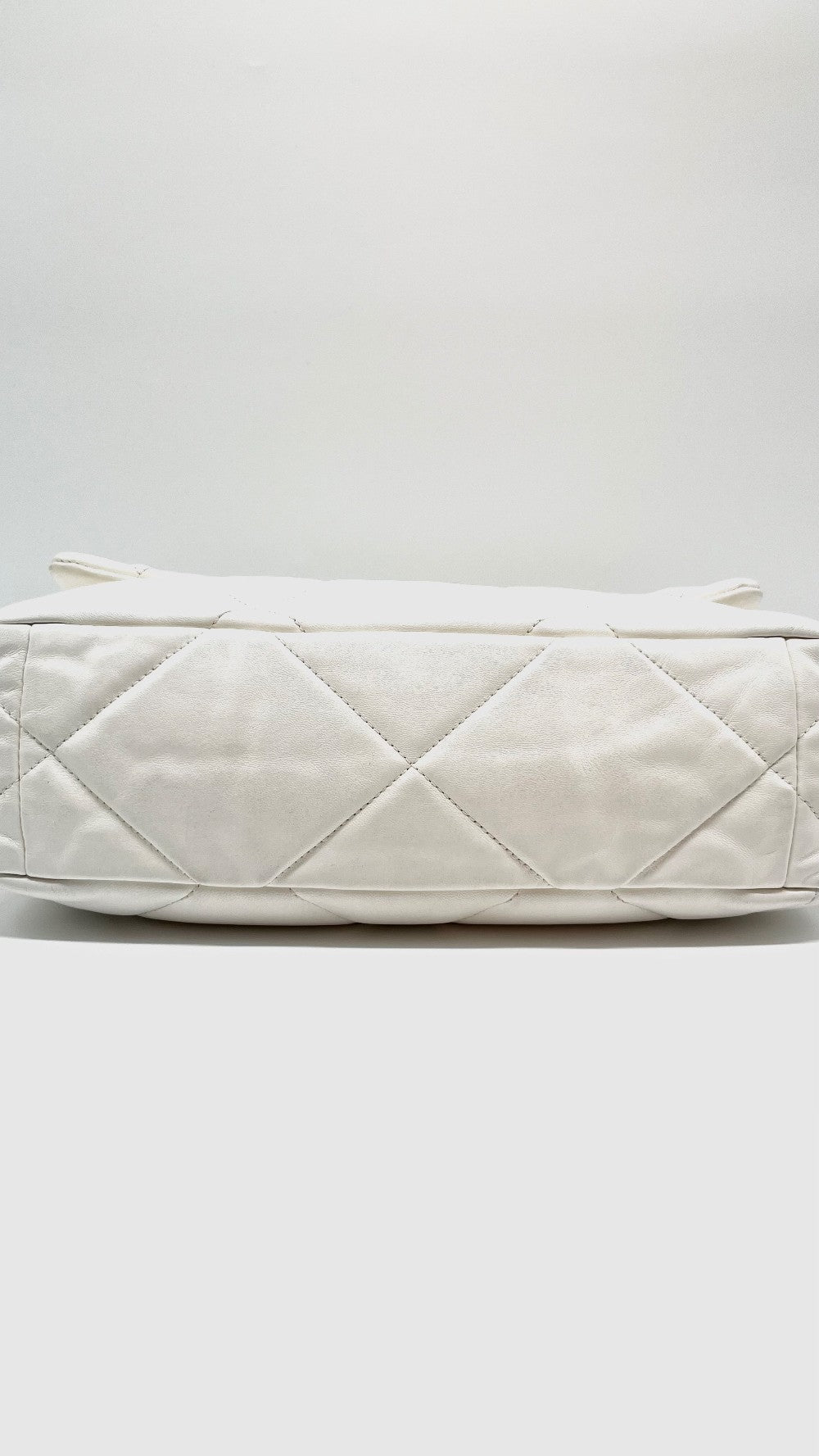 Preowned. Chanel C19 Medium White Lambskin GHW. K748P2AE|5199