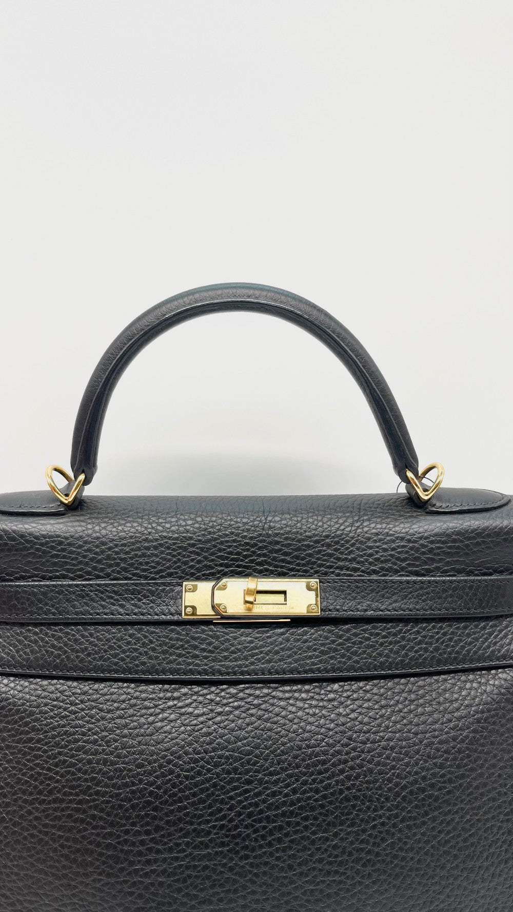 Preowned. Hermes Kelly 32 Black Clemence GHW. Square QMI48|14667