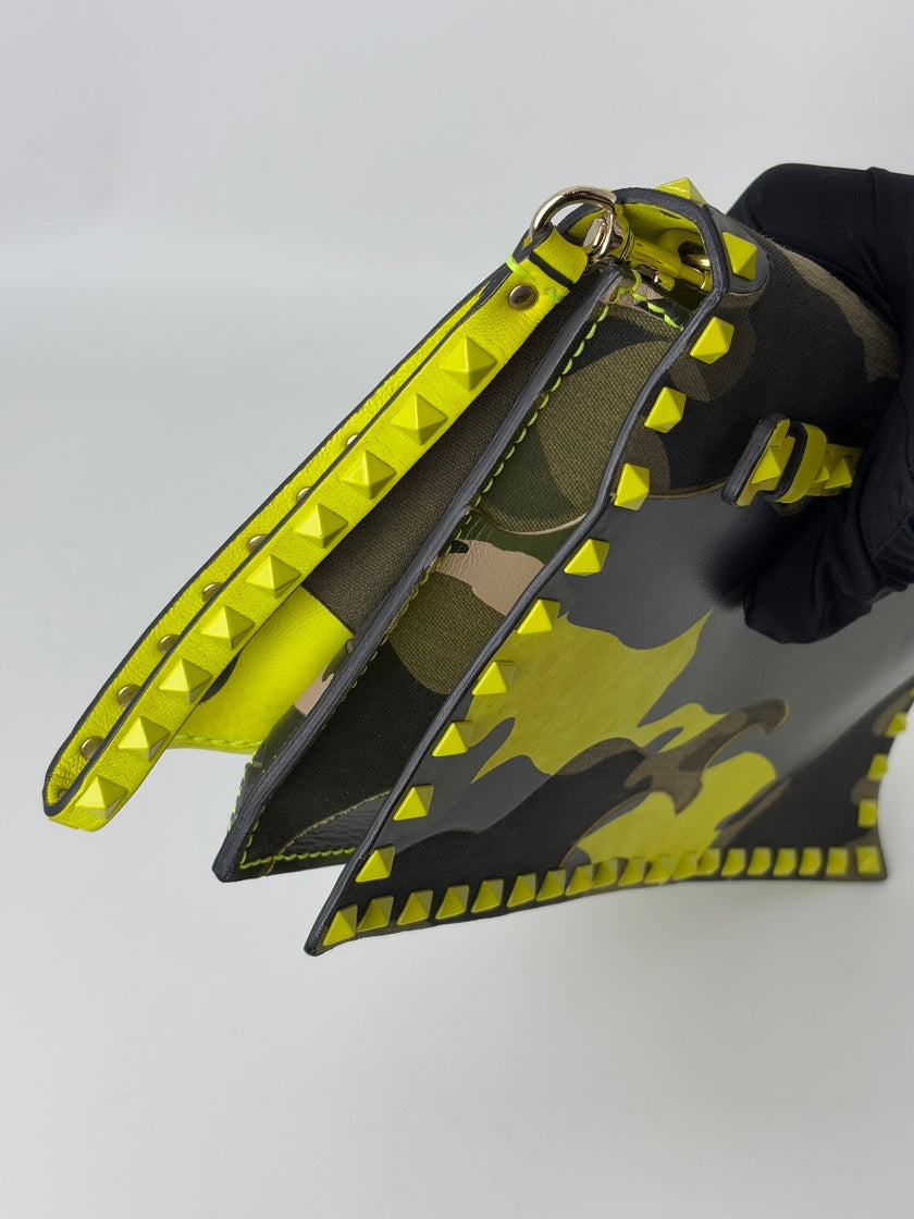 Preowned. Valentino Clutch Camou. BGG399TAN1|6307