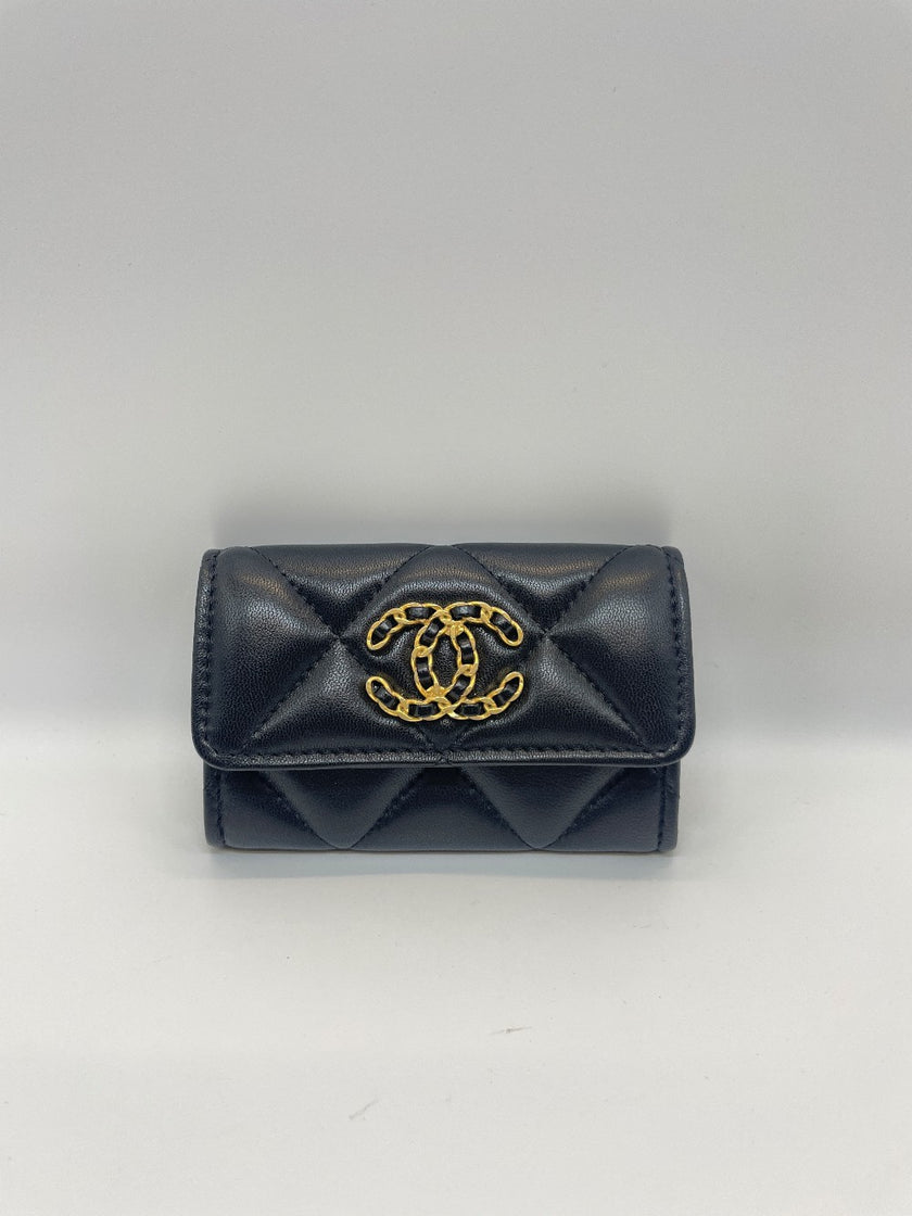Unused. Chanel 19 Card Holder Flap Black Lambskin GHW. KL8KXL91|10071