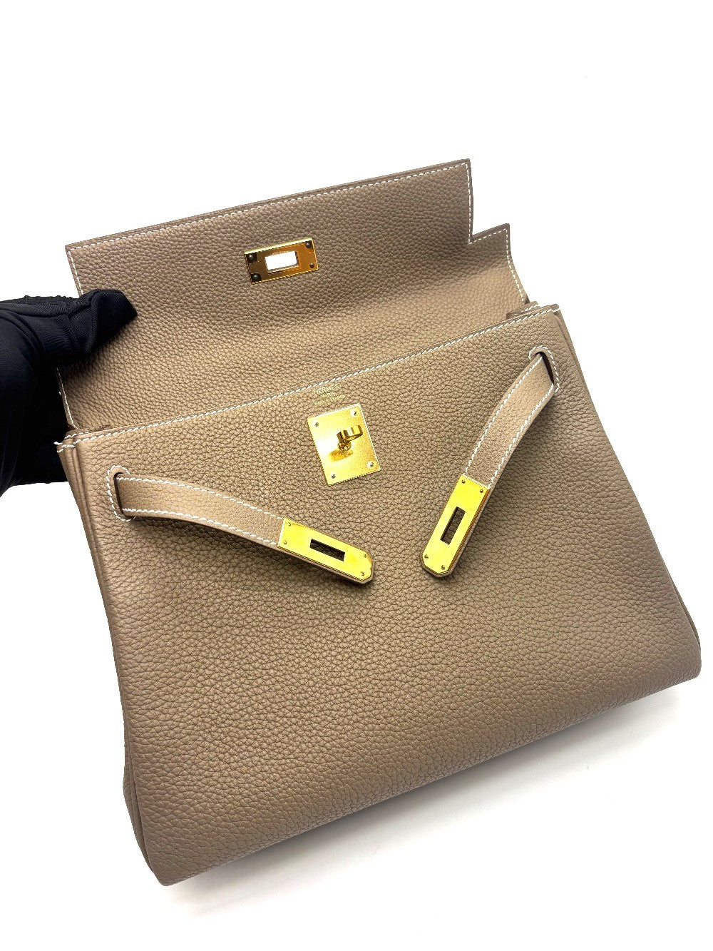 Like New. Hermes Kelly 28 Etoupe Togo GHW. UMU121SC|17316