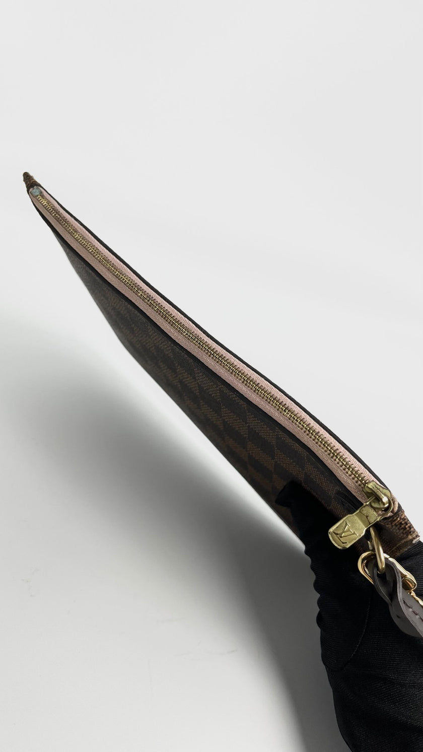 Preowned. LV pouch Damier. FL0199|4713