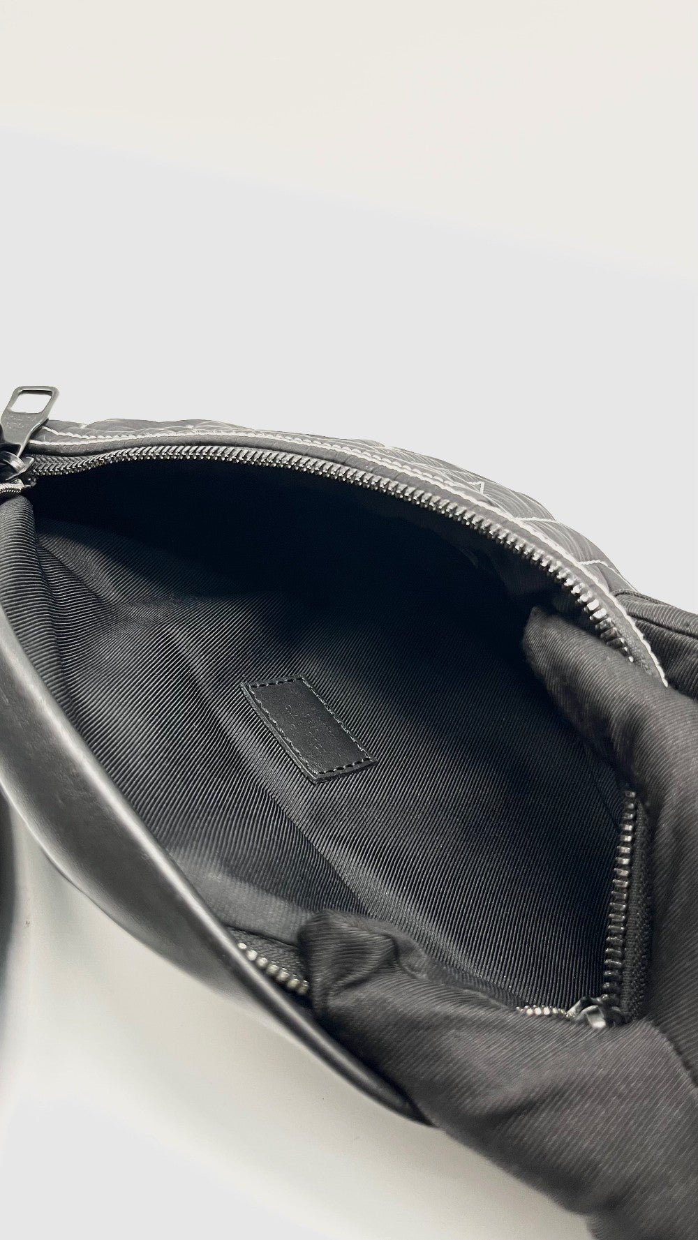 Preowned. LV Discovery Bumbag Black. Microchip|13109