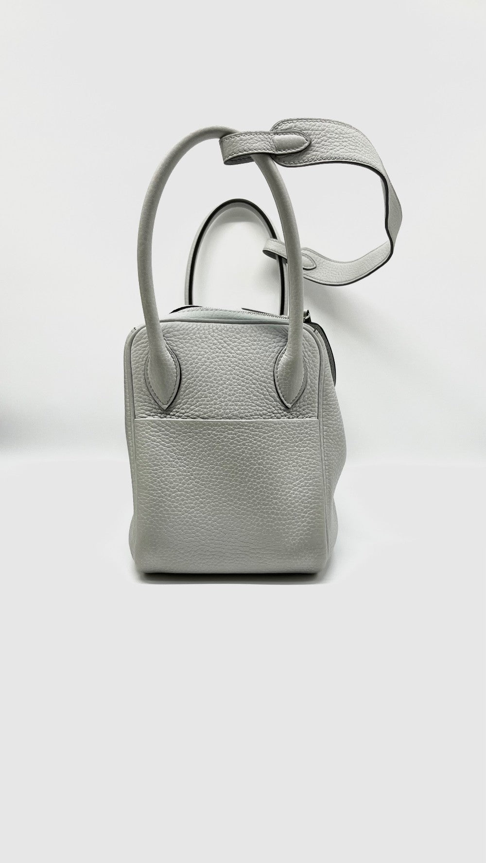 Preowned. Hermes Lindy 26 Blue Pale Clemence PHW. UBY169CZ|10162
