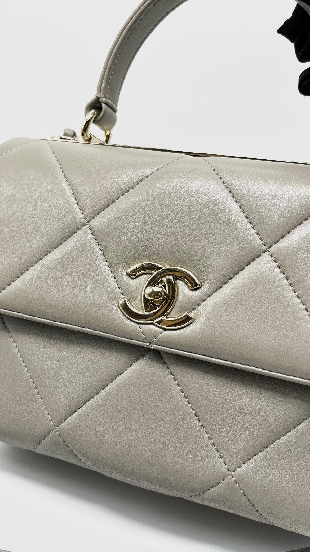 Preowned. Chanel Trendy Small Gray Lambskin GHW. 28739111|8290