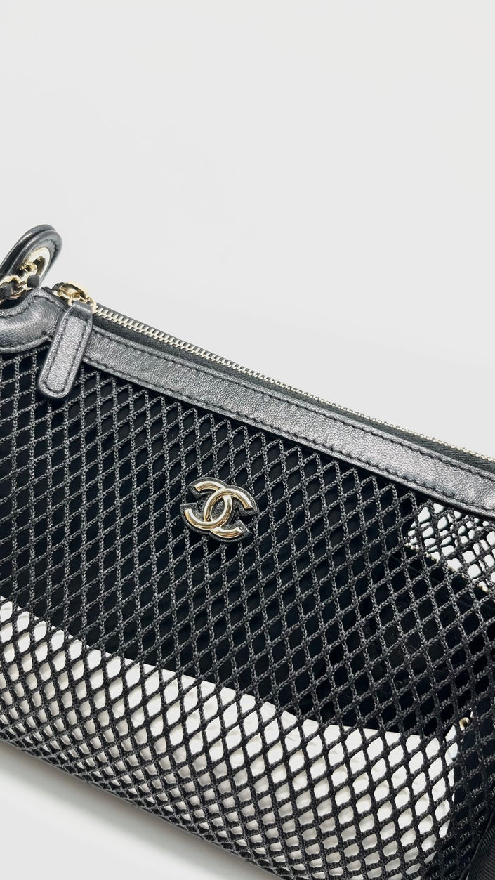 Preowned. Chanel Mesh Clutch With Chain Black Lambskin. K98C1U8C|15472