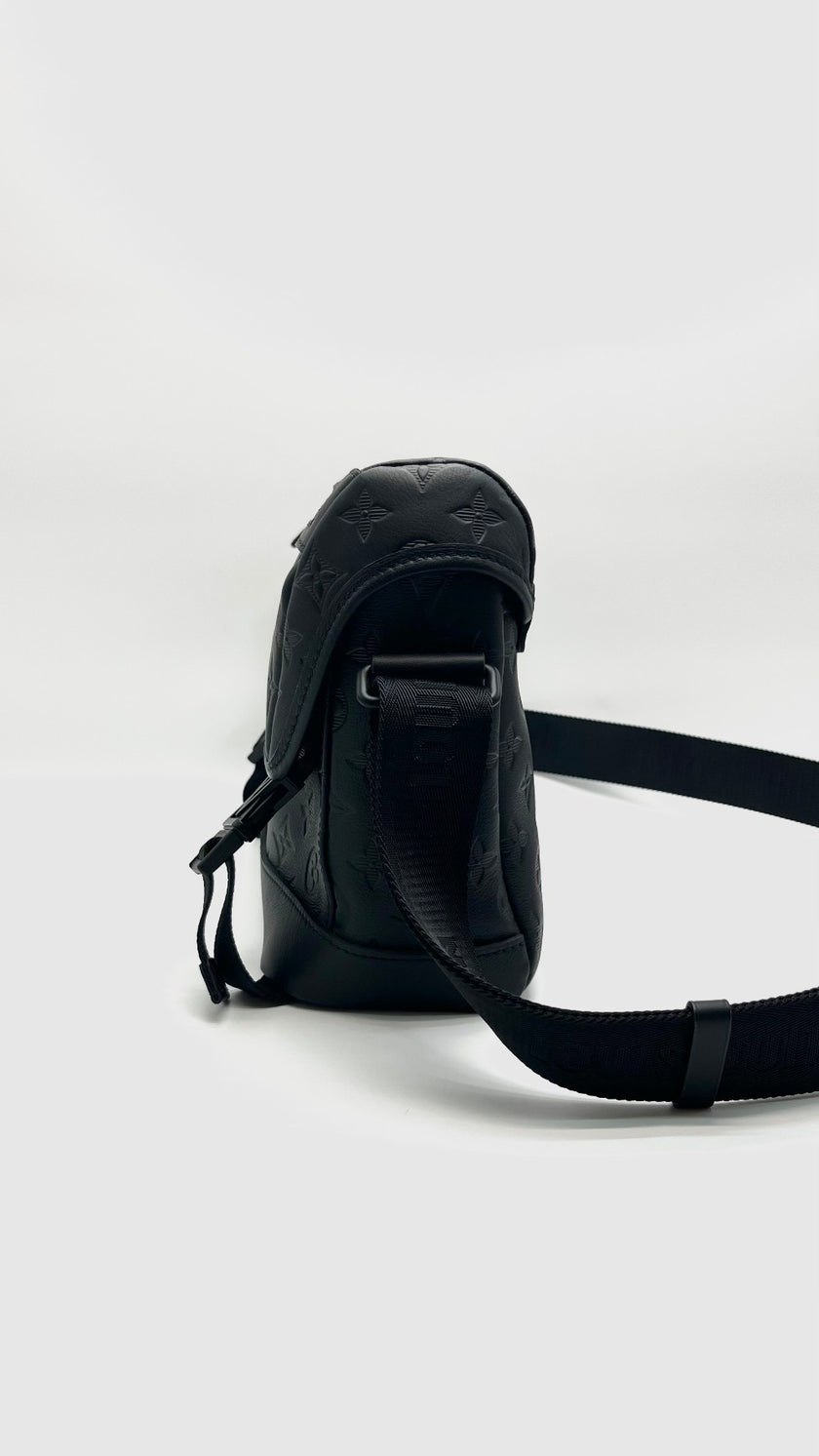 Unused. LV Messenger Voyager PM Monogram Eclipse Black. Microchip|15532