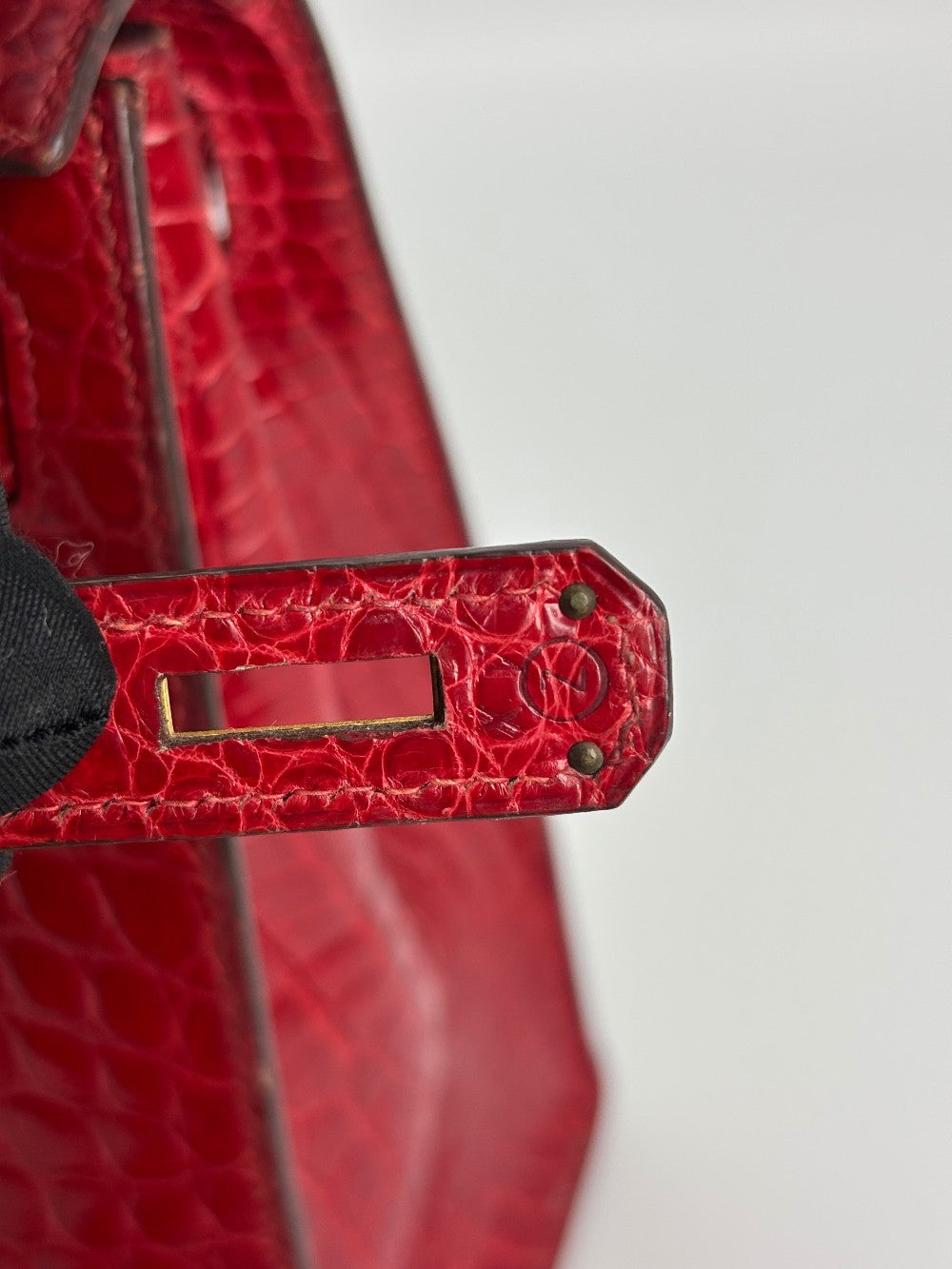 Preowned. Hermes Kelly 28 Rouge Cerise Porosus Crocodile GHW. circle Z|3397