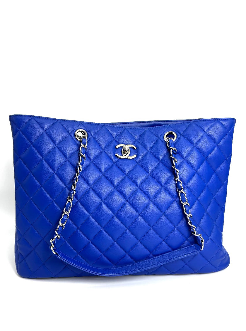 Like New. Chanel Chain Tote Blue. 26794733|4120