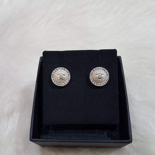 Chanel round pearl crystal stud earrings, Women's Fashion, Jewelry &  Organisers, Earrings on Carousell